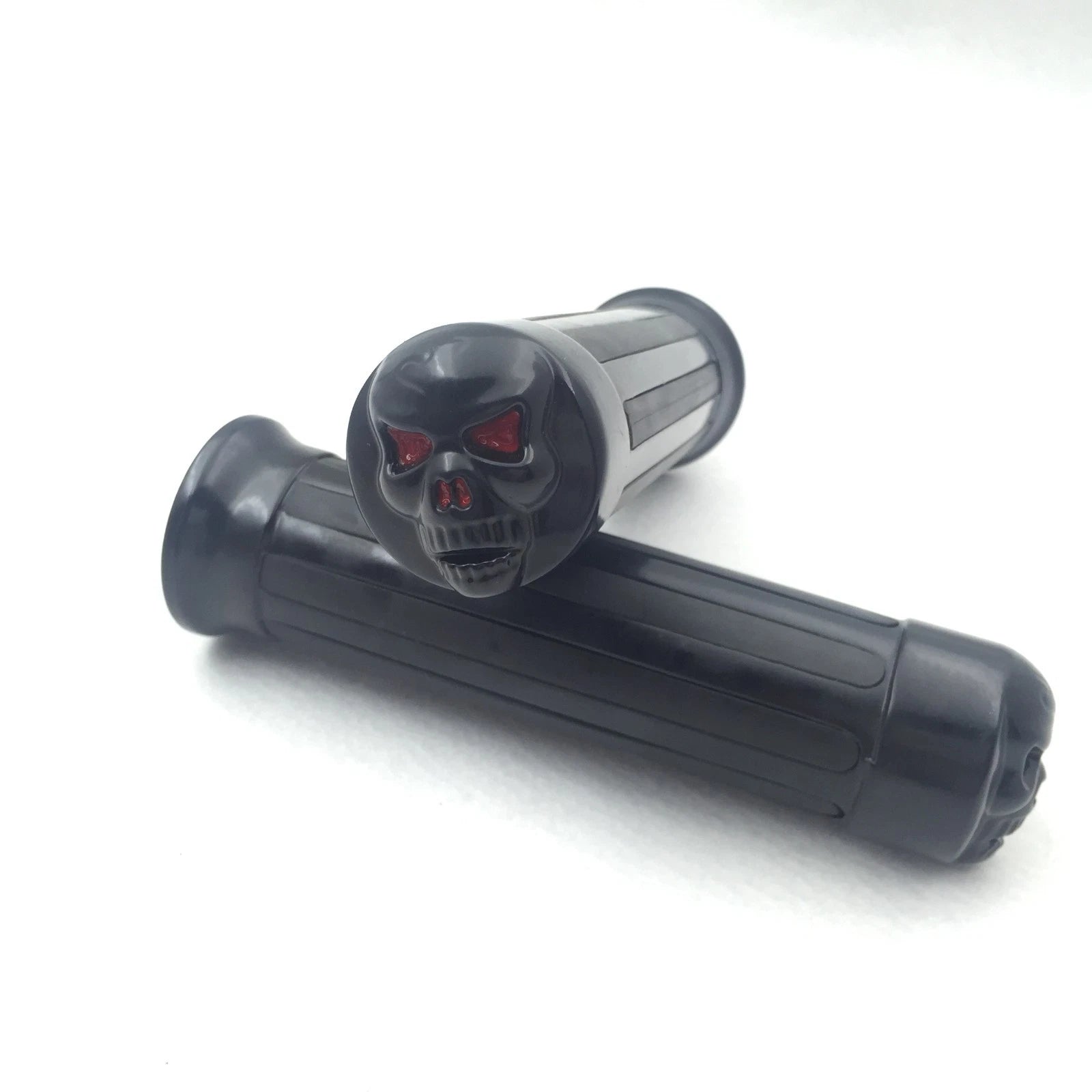 Skull Hand Grip 1" 25mm Handlebar for Harley XL 883 (1986–2023)