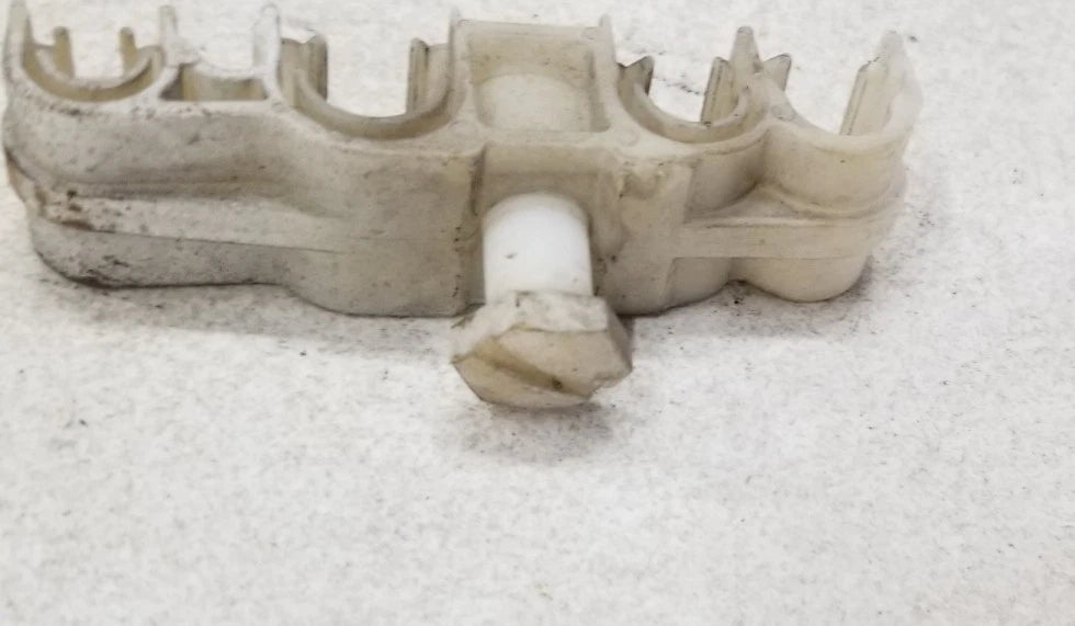 Fuel Line Support Bracket for Jaguar XJ8 VDP XJR (1998–2003)