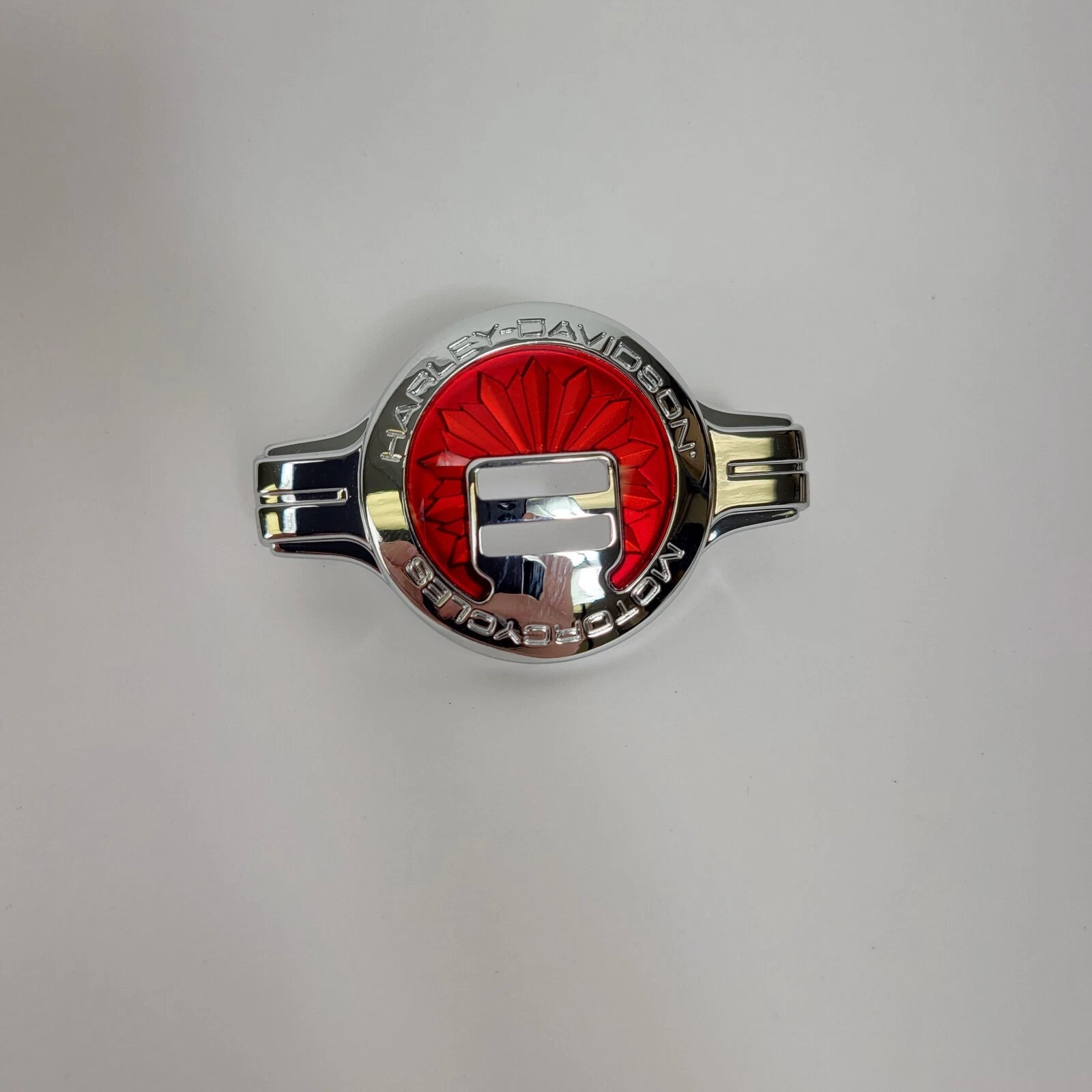 Chrome Red Medallion Concho Backrest Emblem for Harley Davidson (61400327)