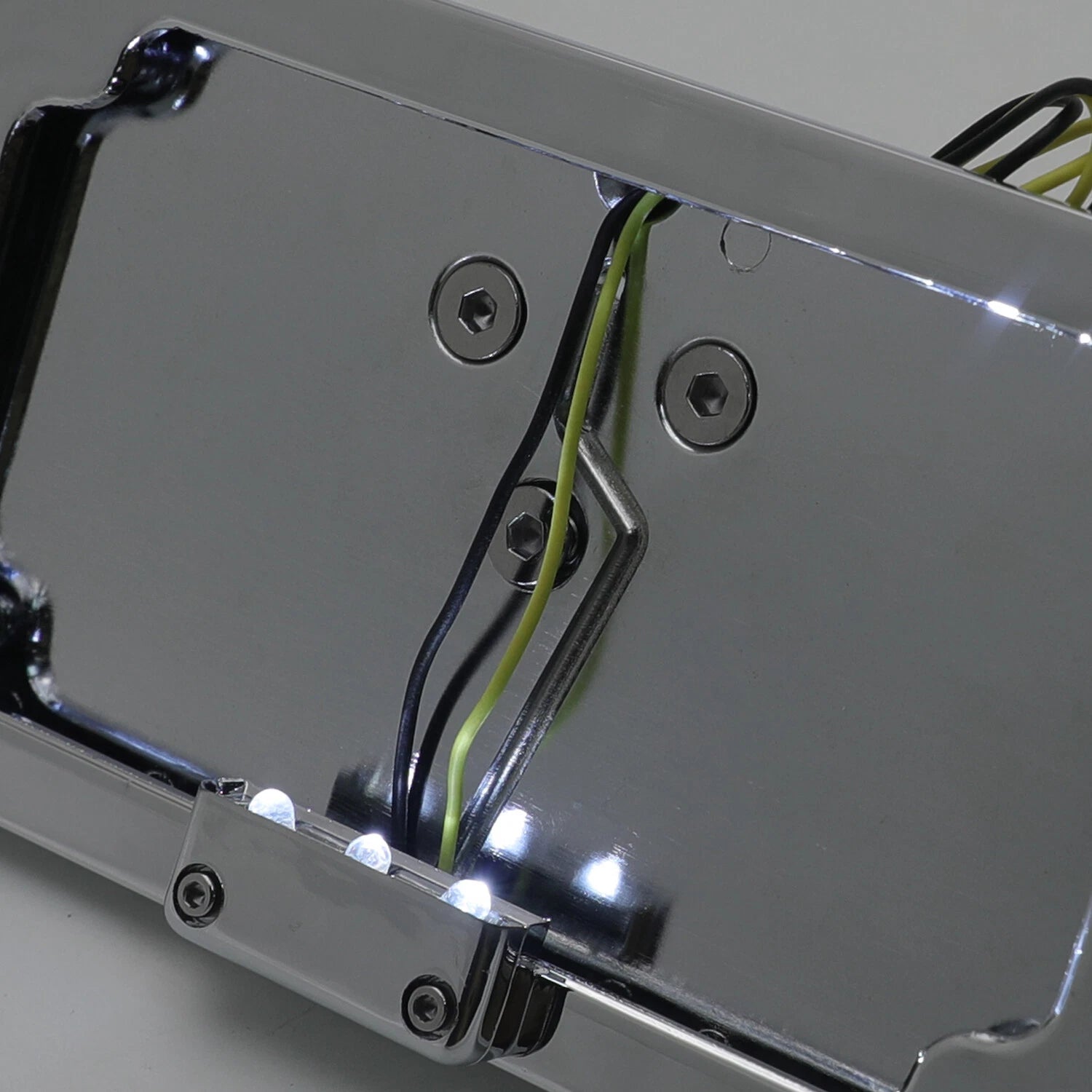 Chrome Side-Mount License Plate Bracket w/ LED for Yamaha YZF R1 R6 (1998–2023)