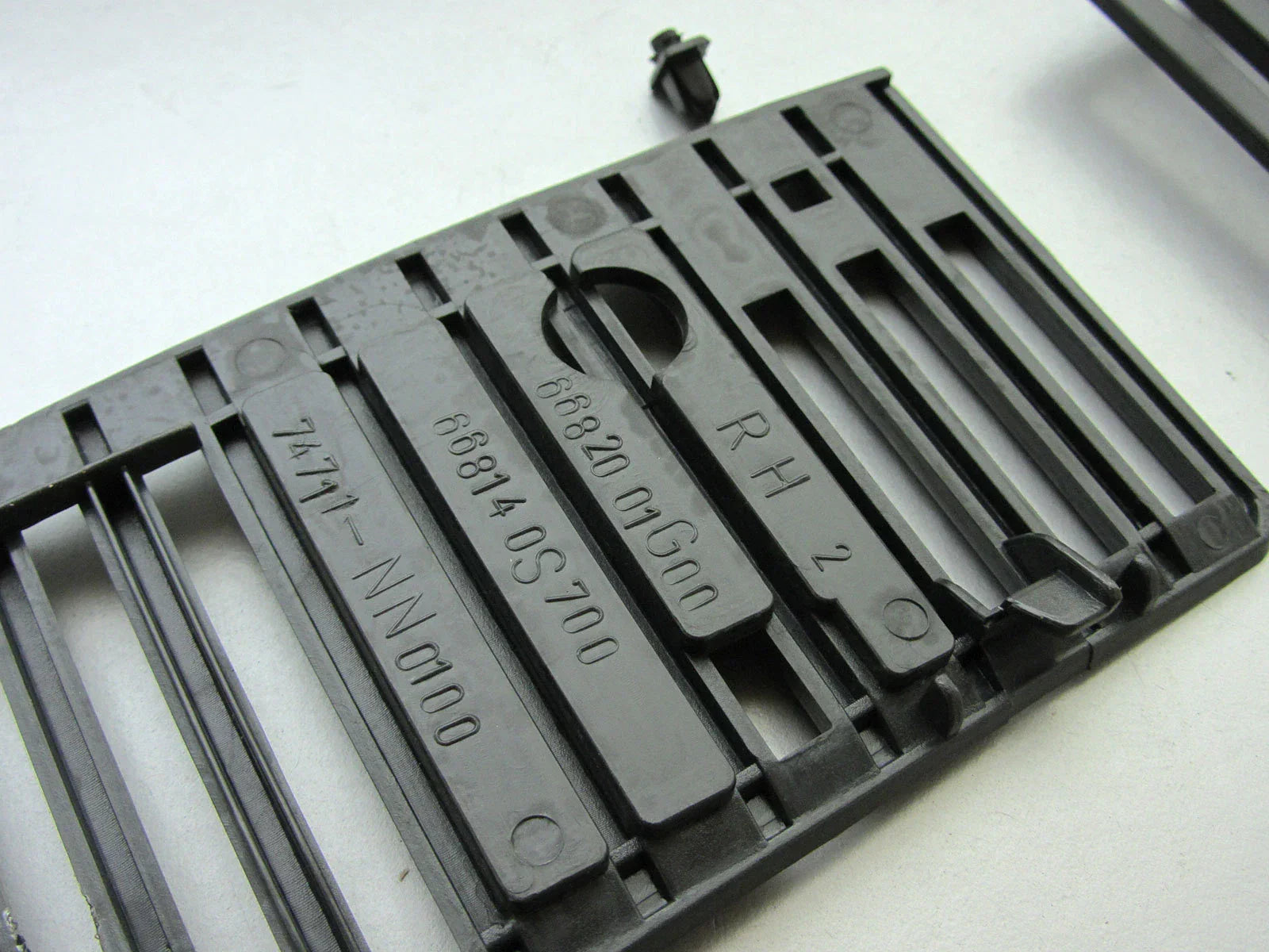Wiper Cowl Grill with Clips for Nissan Navara D21 (1986-1992)