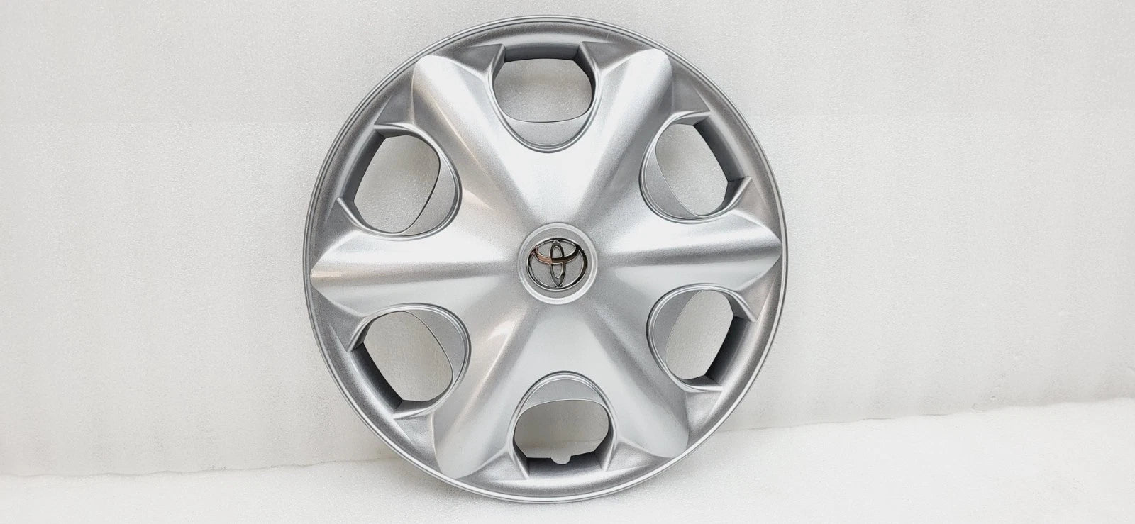 OEM Hubcap Wheel Cover for Toyota Camry (2000–2001) 42621-AA060 Silver