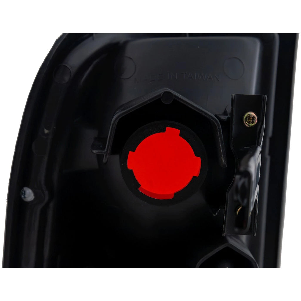 Halogen Tail Light for Nissan Frontier (1998–2000) Right Side