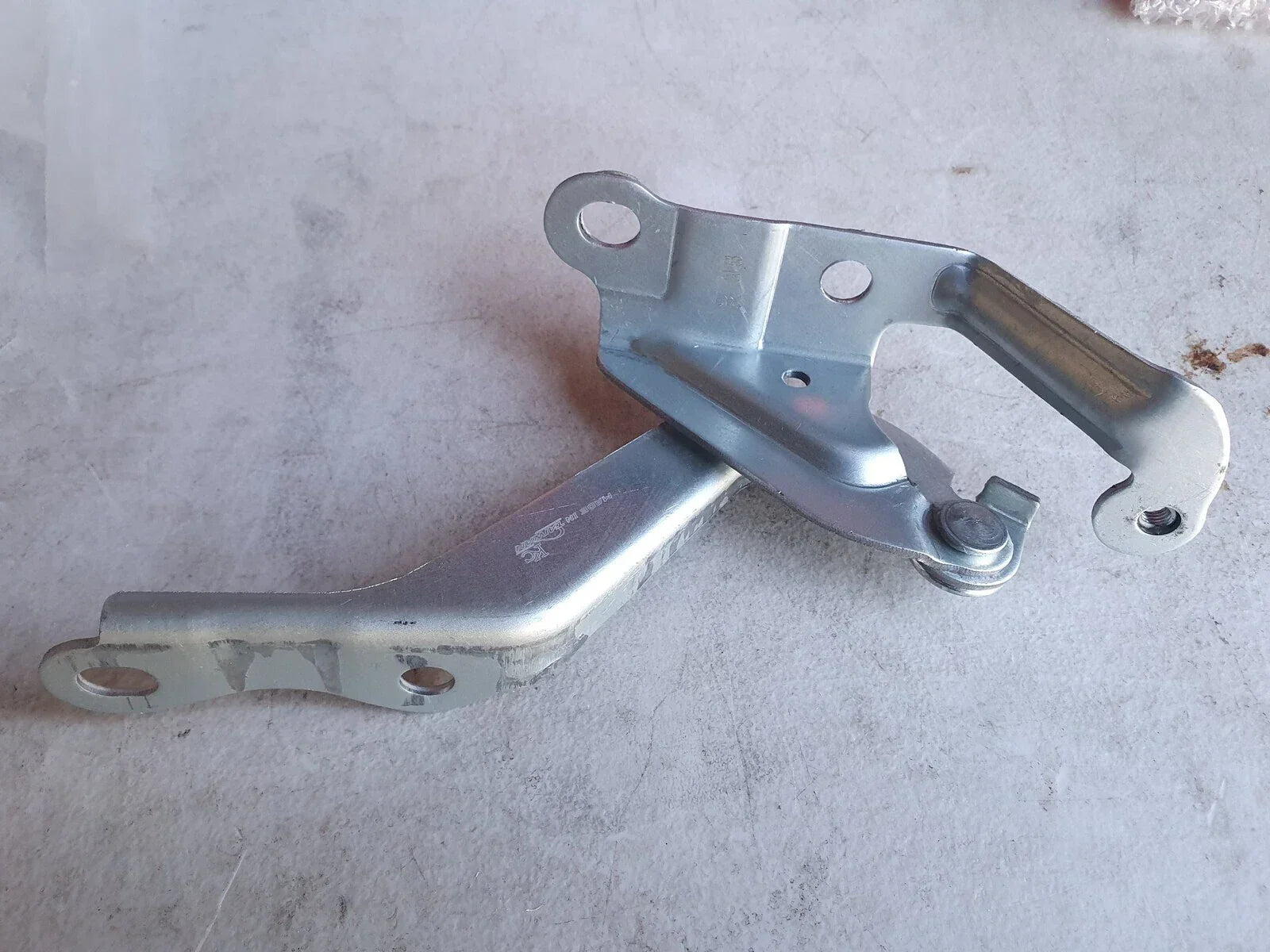 Bonnet Hinge Right Side Front for Toyota HiAce (2005–2019)
