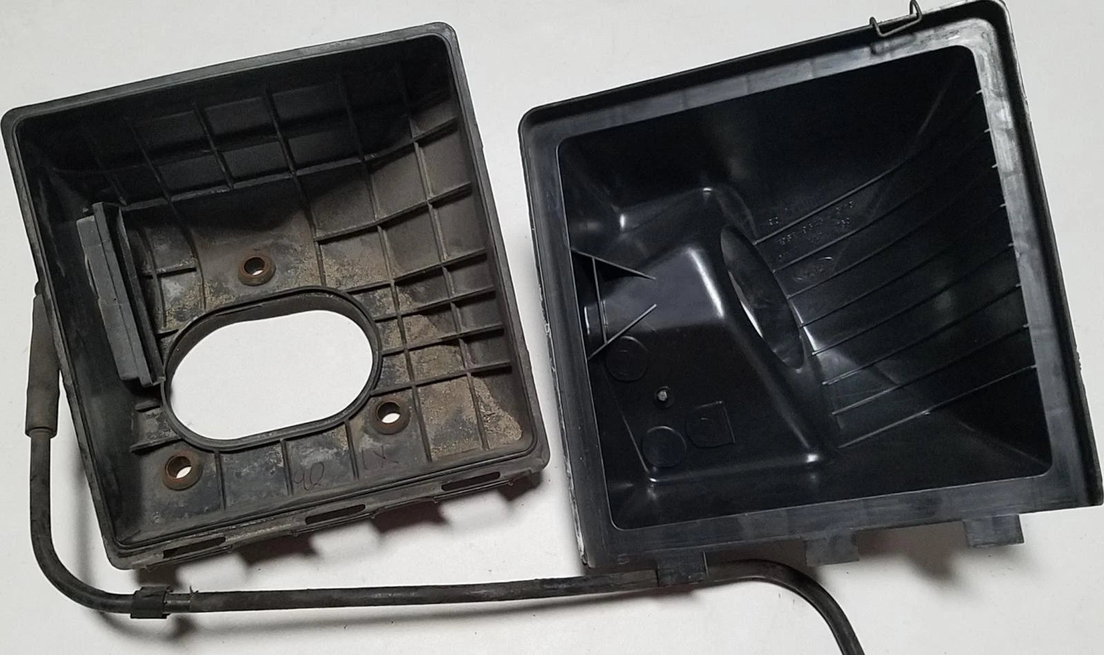 Air Box Assembly with PCV Tube for Ford Thunderbird Cougar (1989–1991)