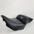 Saddlemen Roadsofa Extended Reach Seat for H-D (2023–2025) - Silver Stitch, Carbon Fiber