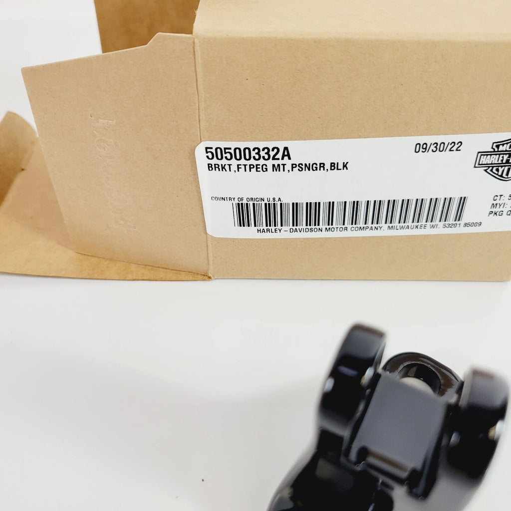 Harley-Davidson 50500332A RH Passenger Foot Peg Mount Bracket Touring (–)