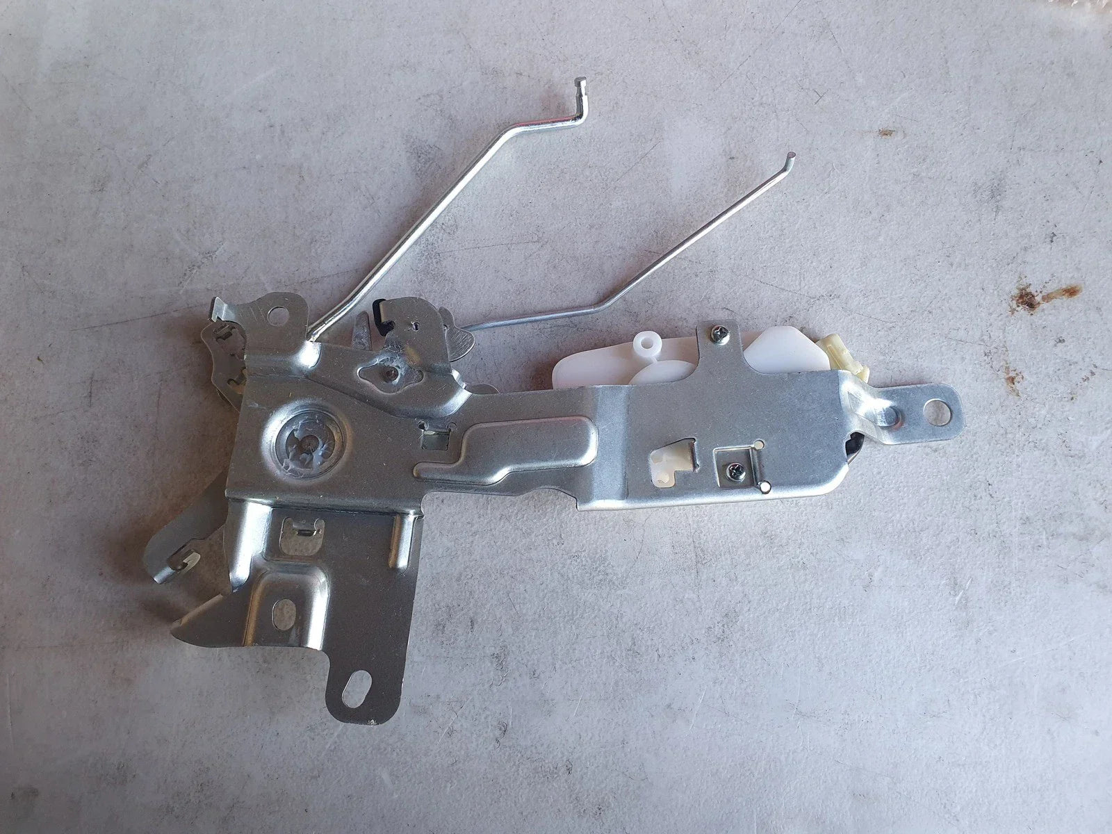 Tailgate Central Latch Door Remote Control for Toyota HiAce (2005–2019)