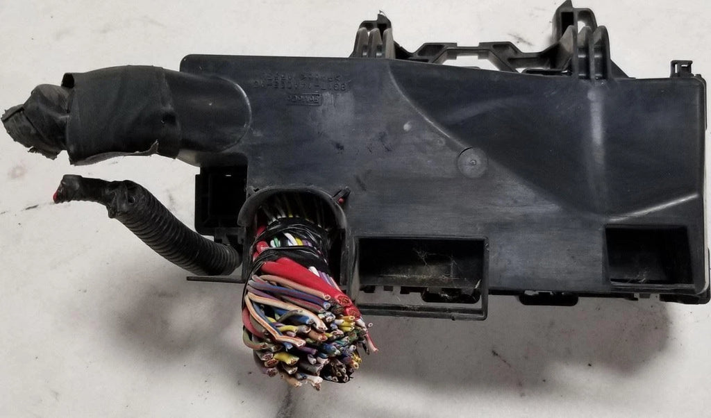 Engine Bay Fuse Box with Cover for Lincoln MKS (2009–2012)