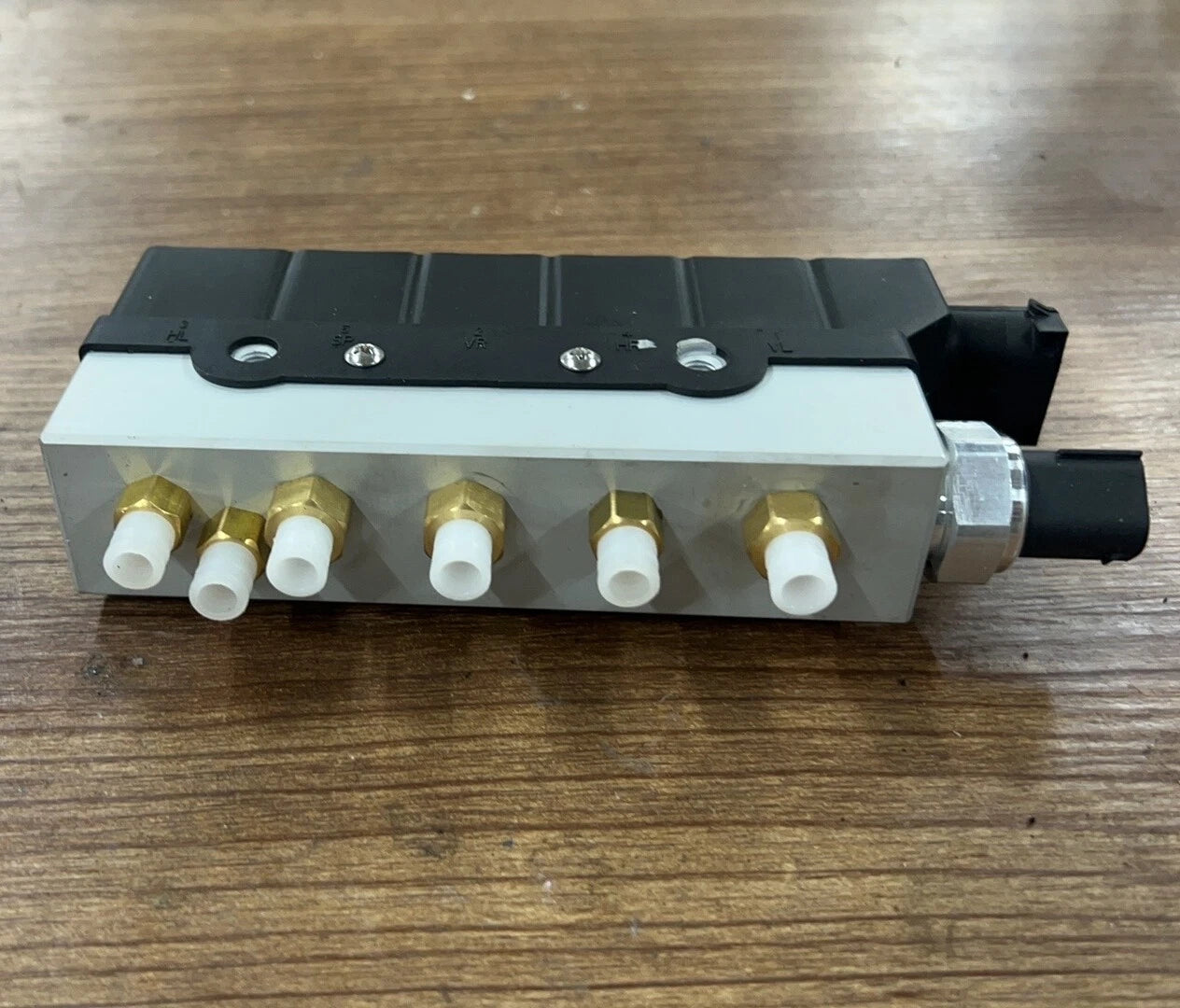 Air Suspension Solenoid Valve Block for Jaguar XJR XJ8 X350 X358 (2004–2009)