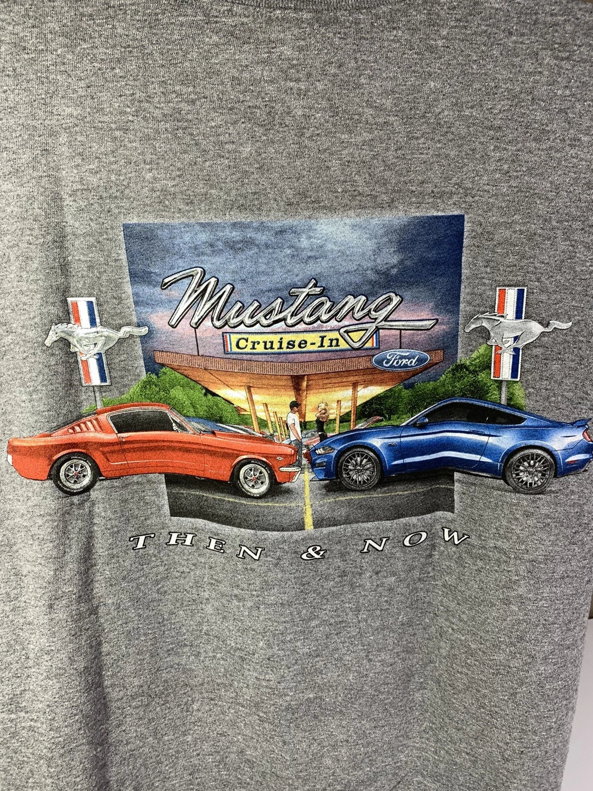 Ford Mustang T-Shirt Cruise-In Scene Gray Red Blue for 2005–2015