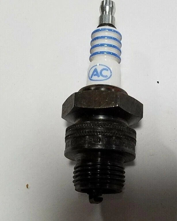 2 AC Spark Plugs SN83F for GM (NOS, 5613337)