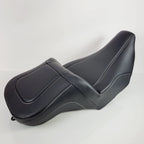 Saddlemen Roadsofa Extended Reach Seat for H-D (2023–2025) - Silver Stitch, Carbon Fiber