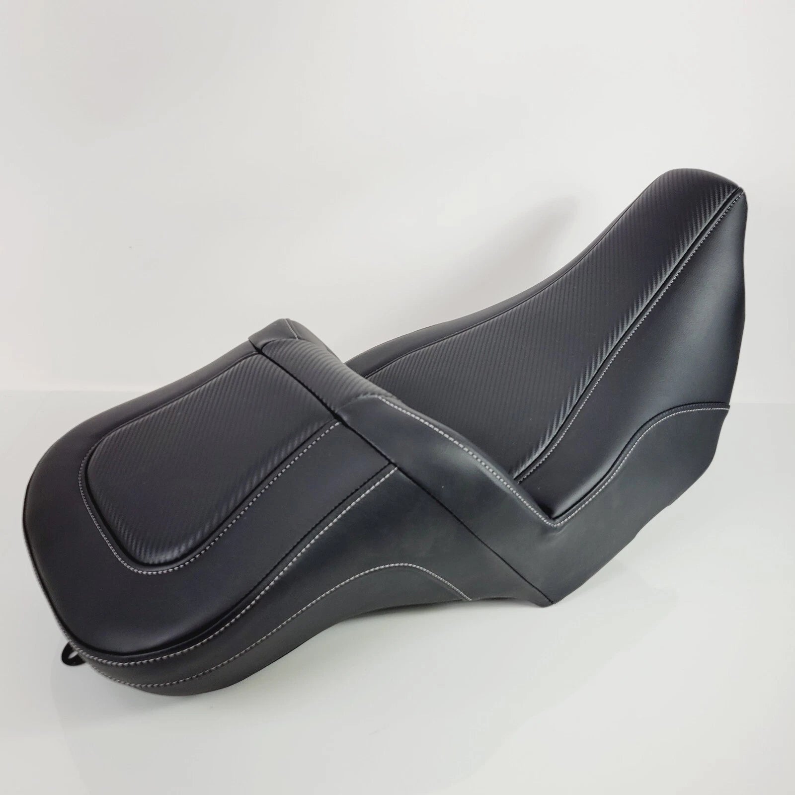 Saddlemen Roadsofa Extended Reach Seat for H-D (2023–2025) - Silver Stitch, Carbon Fiber