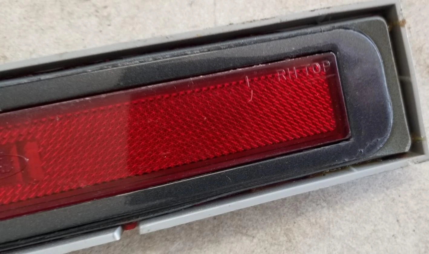 Rear Side Marker Light Bezel RH for Lincoln Mark VII (1984–1992) E4LB-15A464-AB