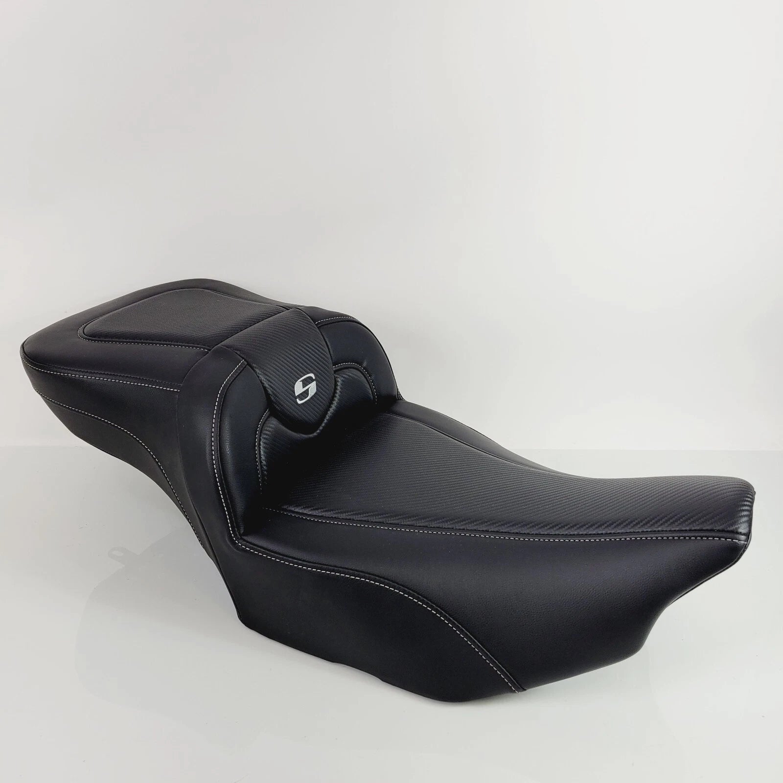 Saddlemen Roadsofa Extended Reach Seat for H-D (2023–2025) - Silver Stitch, Carbon Fiber