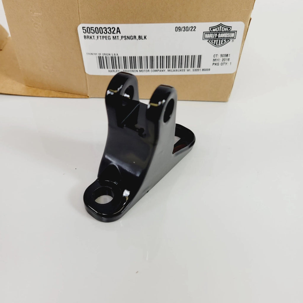 Harley-Davidson 50500332A RH Passenger Foot Peg Mount Bracket Touring (–)