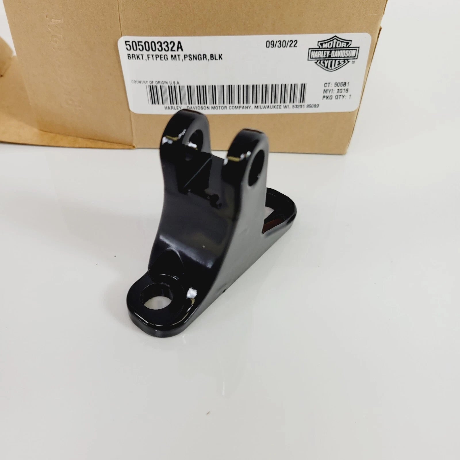 Harley-Davidson 50500332A RH Passenger Foot Peg Mount Bracket Touring (–)