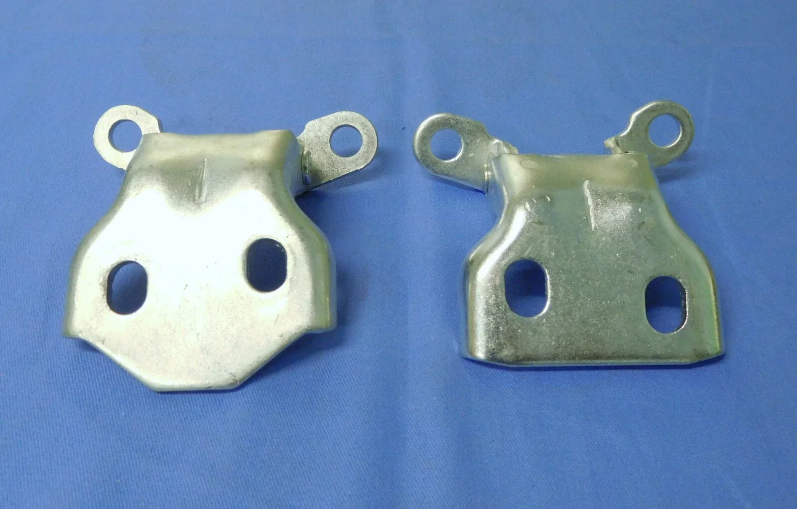 Front RH Door Hinge Upper & Lower Set for 2WD Holden TF Rodeo (1998-2002)