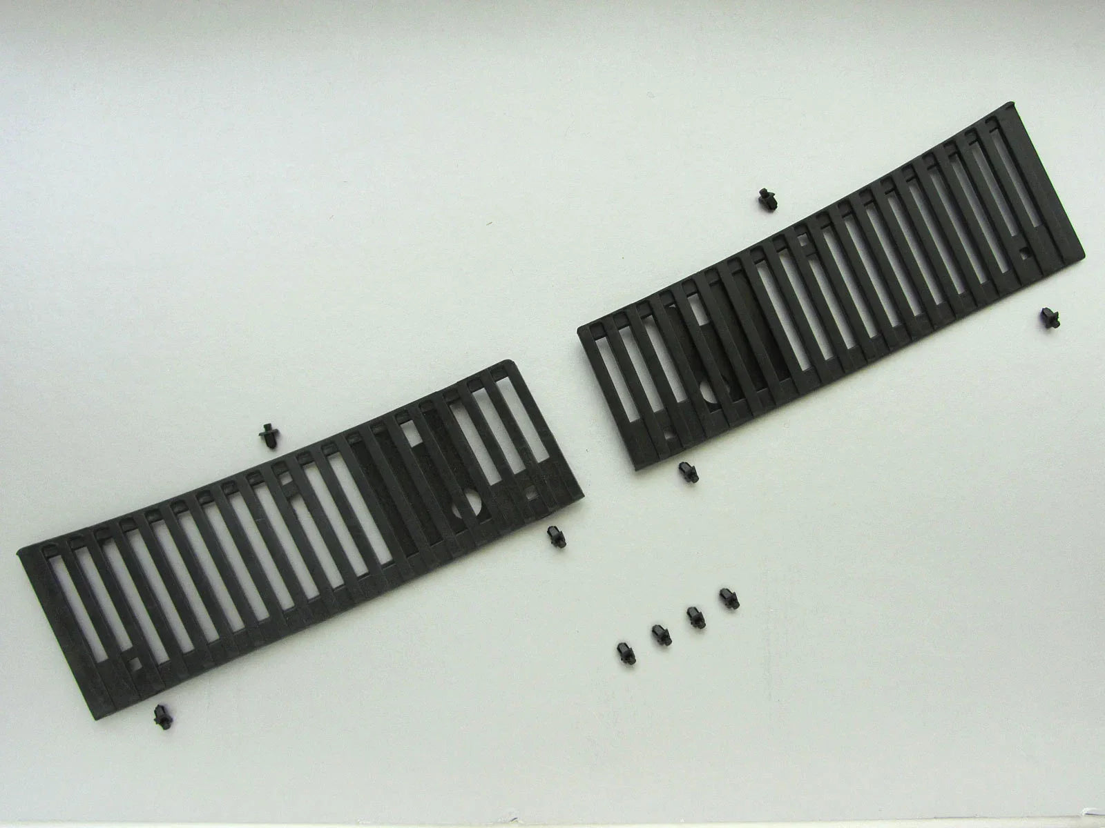 Wiper Cowl Grill with Clips for Nissan Navara D21 (1986-1992)