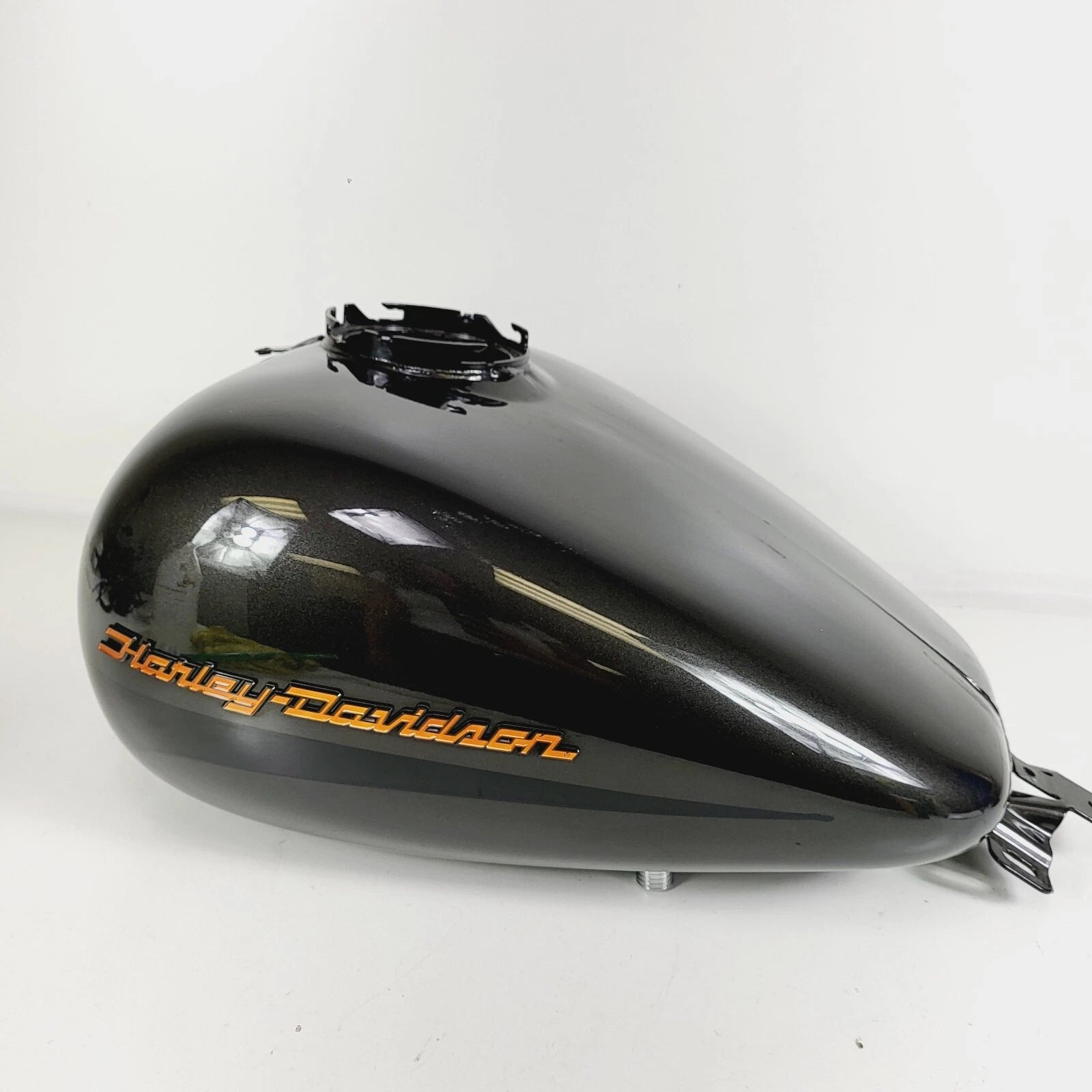 6 Gal Gas Fuel Tank for Harley-Davidson Touring (2008–2023) Silver Flux Black Fuse