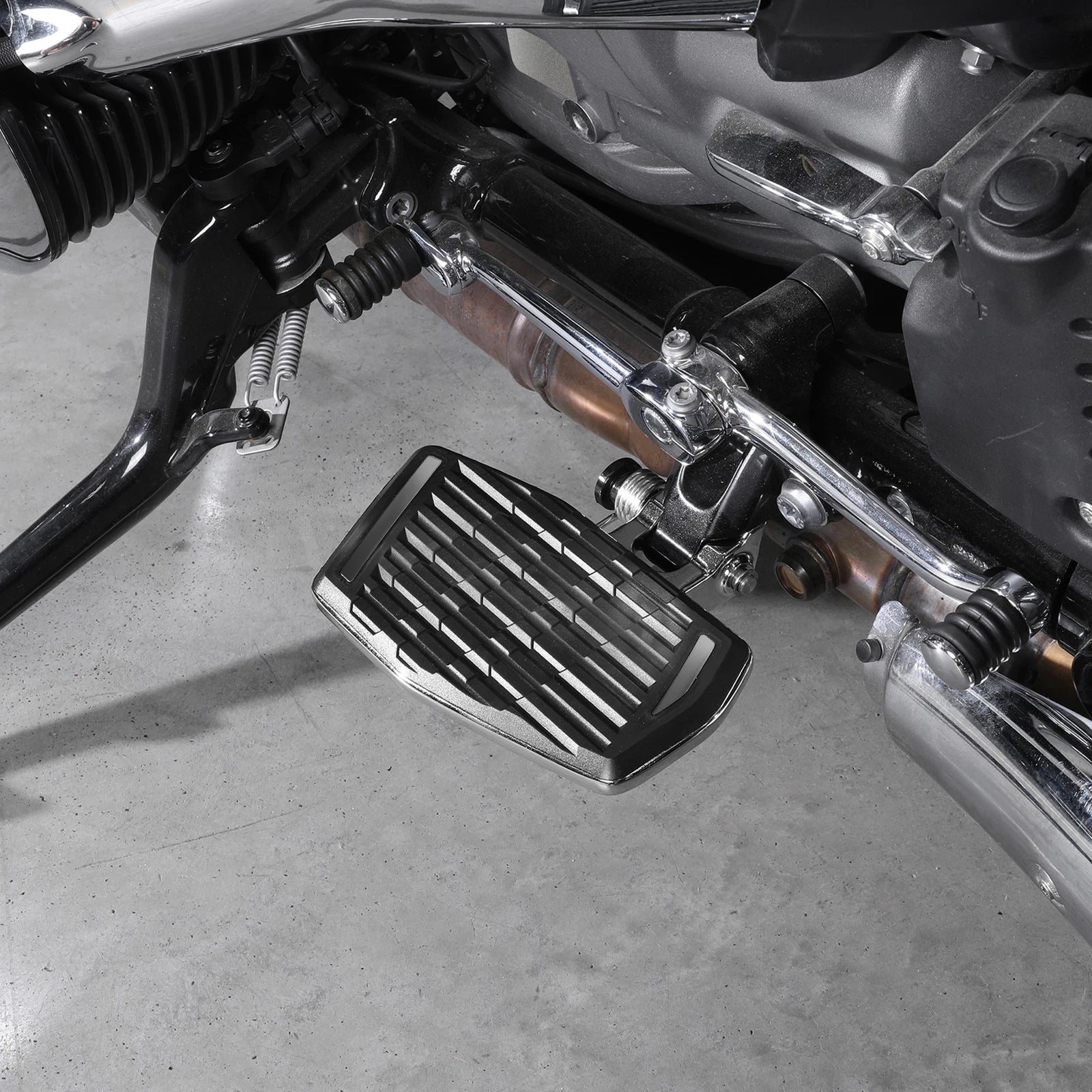 Front Rider Footboard Pedal for BMW R18 B, R18 Transcontinental (2021–2024)