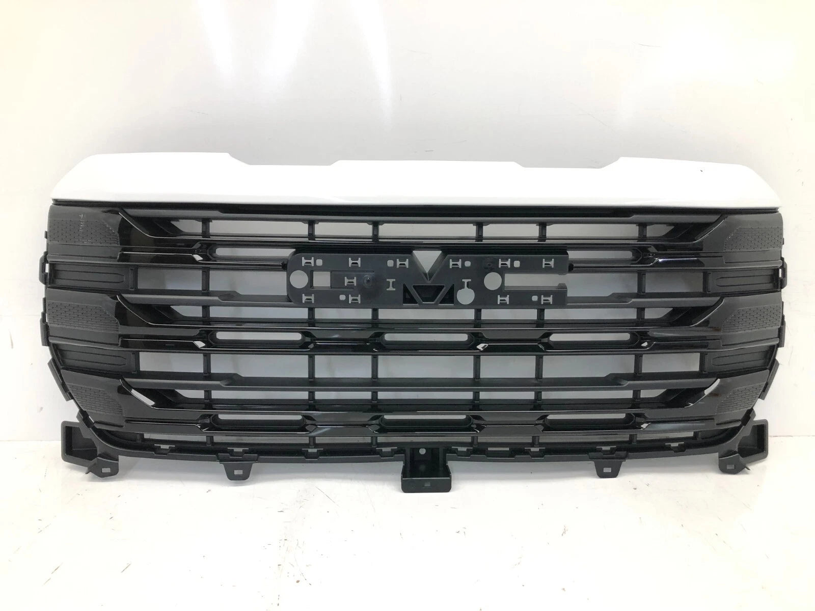 Front Upper Grille for GMC Sierra 1500 (2022–2024) #54, Summit White