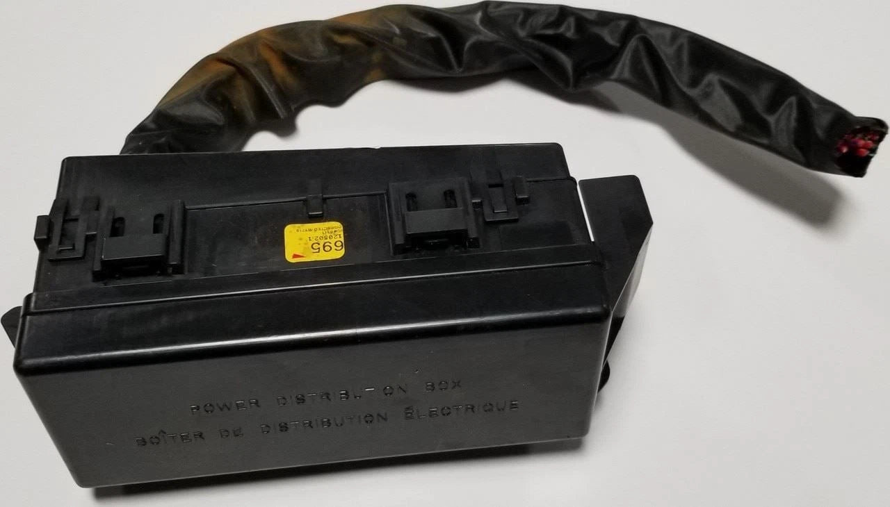 Trunk Mounted Fuse Relay Box with Cover for Lincoln LS (2003–2006) XW4T-14A075-B