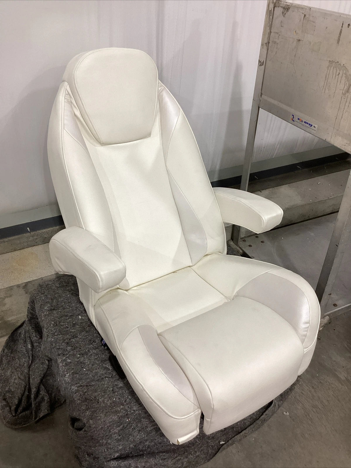 LCI Platinum Reclining Helm Seat for Pontoon (Open Box) 674637